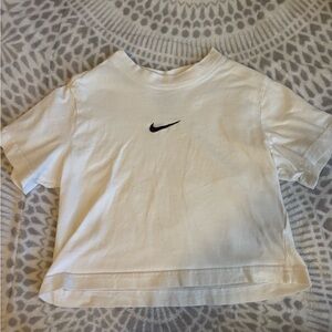 WHITE NIKE CROP TOP